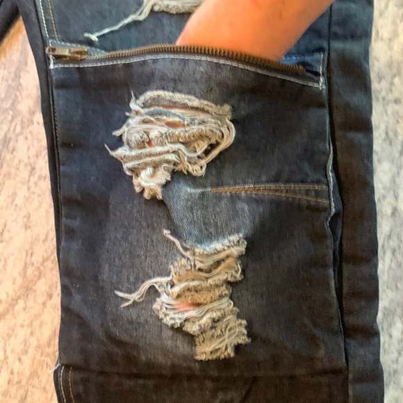 Distressed jeans - Picture 11 of 14